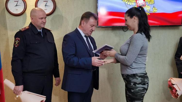 В Ставрополе 16 переселенцев из Херсонской области получили российские паспорта