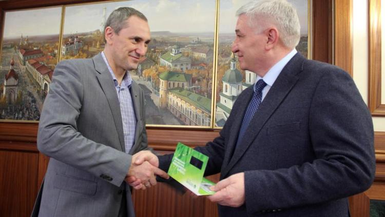 Глава Ставрополя в числе первых получил банковскую карту «Мир»