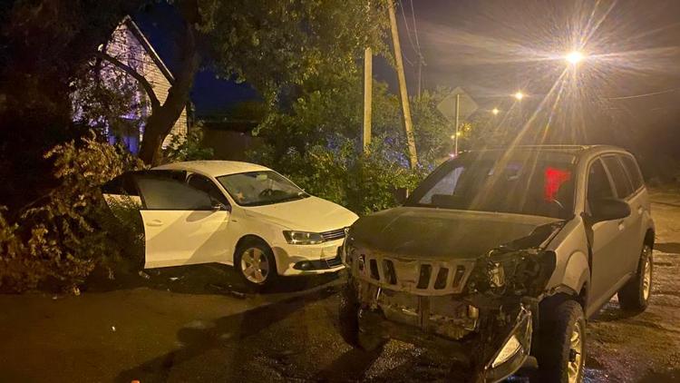 Два автомобиля столкнулись в Будённовске: 2 человека пострадали