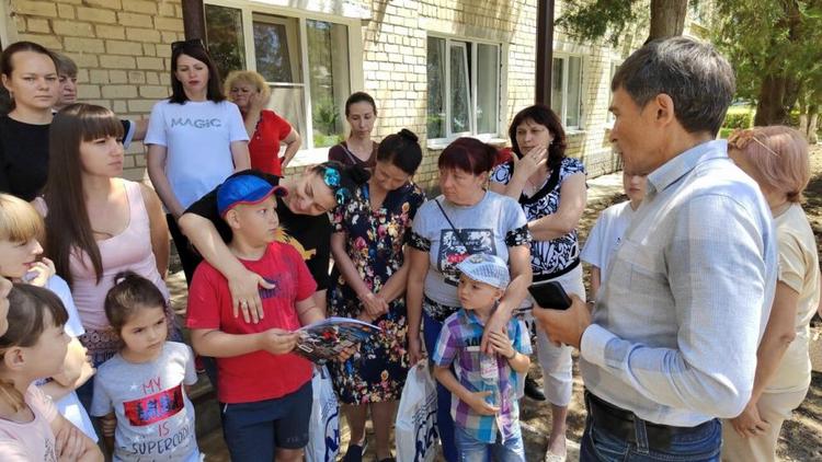 Более 2 тысяч раскрасок вручили детям в больнице Ставрополя и в пунктах временного размещения