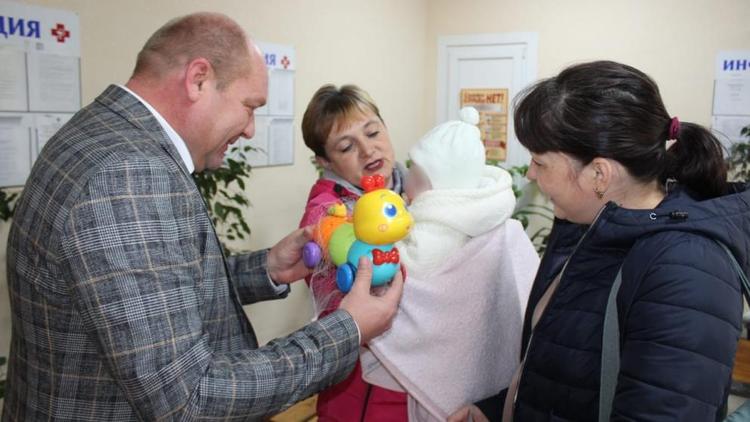 Активисты на Ставрополье передали «Коробки храбрости» маленьким пациентам