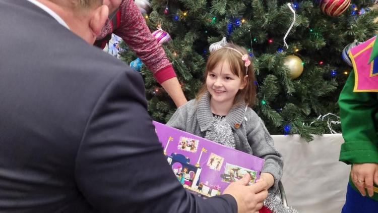 Более 100 школьников в Предгорном округе Ставрополья получили новогодние подарки