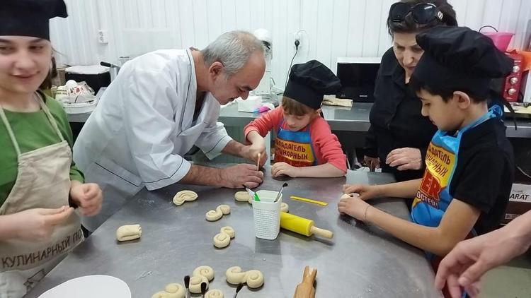 Лучшие пекари Курского округа провели мастер-класс для школьников