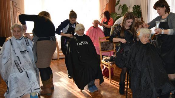 Студенты в Невинномысске провели для пенсионеров мастер-класс по парикмахерскому искусству