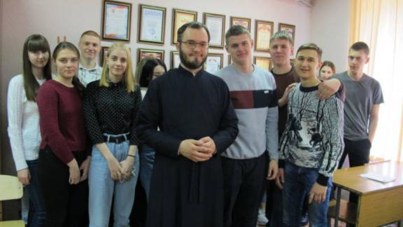 На Ставрополье священник беседует со студентами о свободе личности