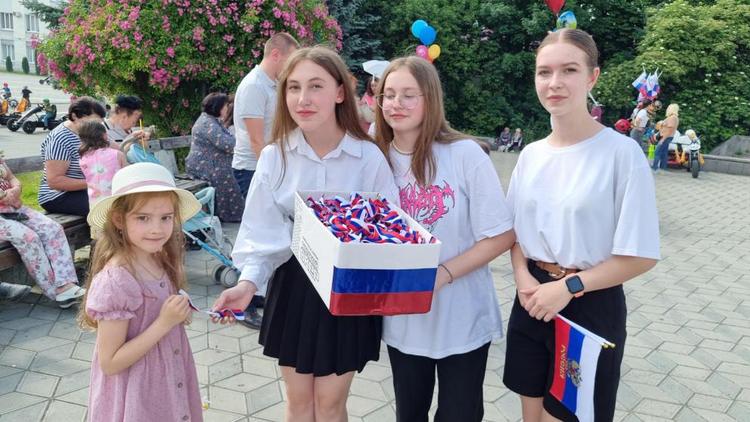 Около 12 тысяч лент с российским триколором раздали в Предгорном округе Ставрополья