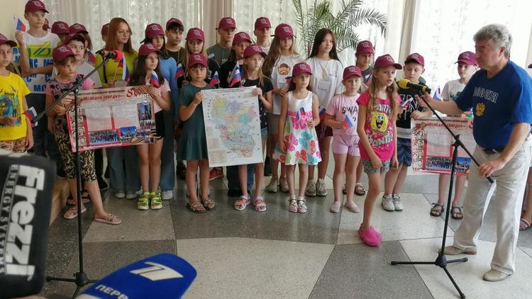 Флешмоб в поддержку русского мира устроили луганские дети в Кисловодске