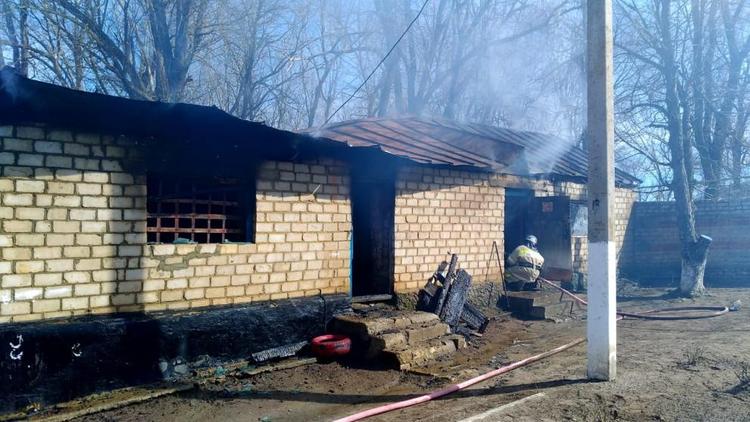 В Новоселицком районе около школы-интерната сгорела хозпостройка