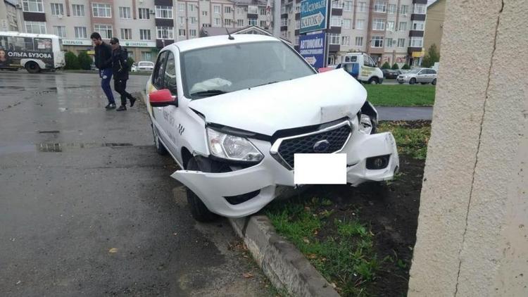 В Ставрополе таксист врезался в дорожный знак и получил травмы рёбер