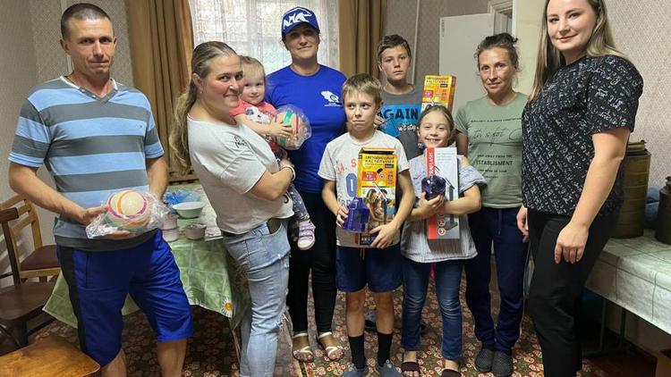 На Ставрополье волонтеры привезли детям-беженцам школьные принадлежности