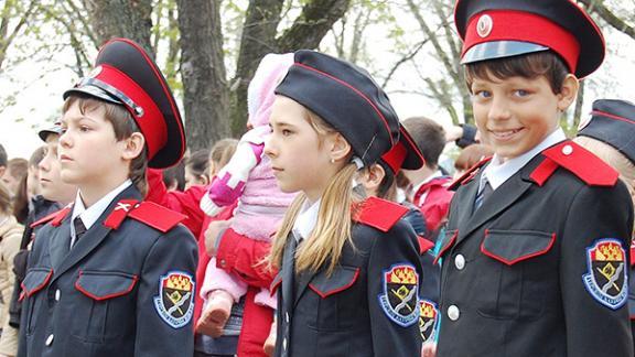 В Невинномысске прошла торжественная церемония посвящения в казачата