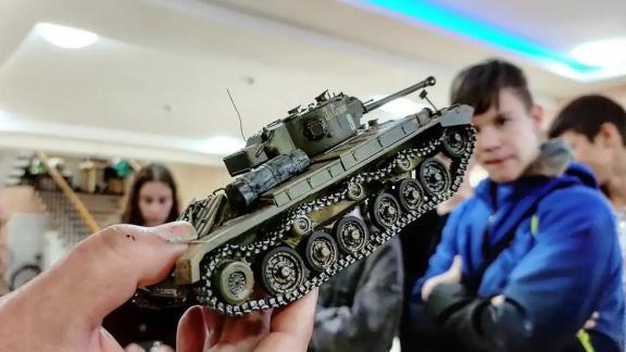 В селе Кочубеевском на Ставрополье открылась выставка моделей военной техники «История в миниатюре»
