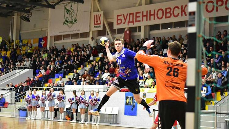 Ставропольские гандболисты отпраздновали победу в Саратове