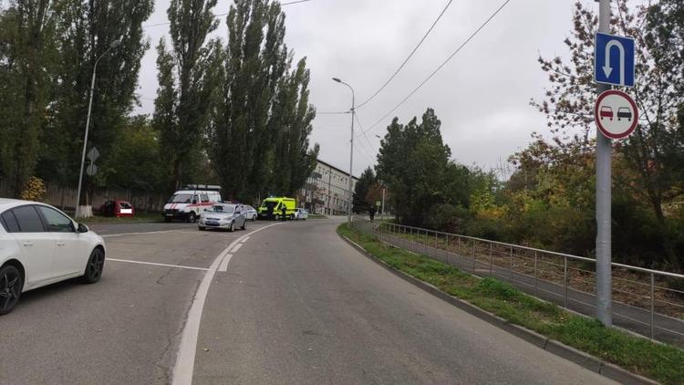 Пожилой водитель автомобиля в Ставрополе врезался в бетонную стену