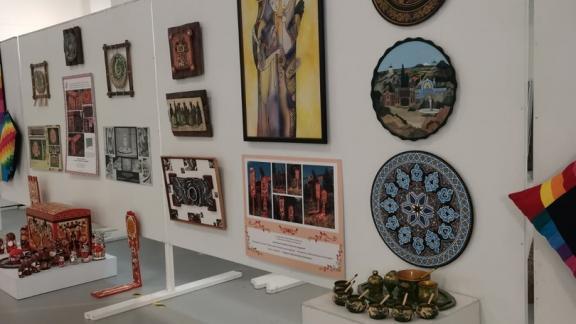 На Ставрополье открылась выставка к 30-летию краевого училища дизайна