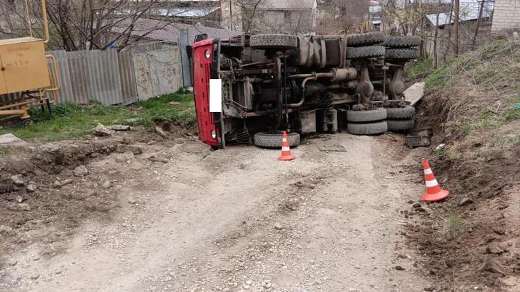 В Кисловодске на грузовике перевернулся лишенный прав водитель