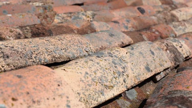 Жителю многоквартирного дома в Кисловодске помогли решить проблему с крышей