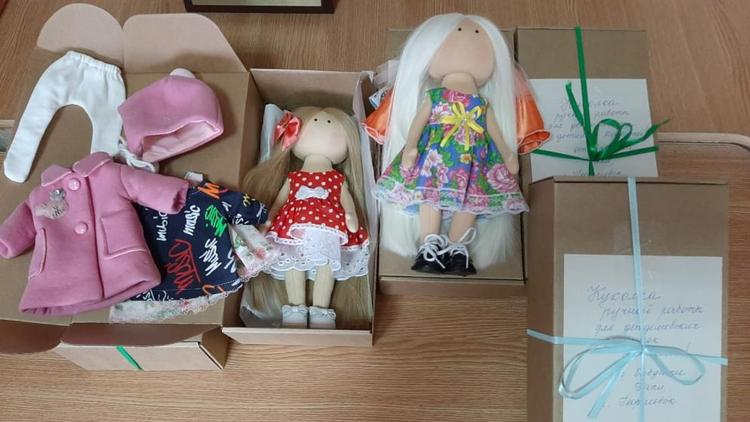 Жительница Георгиевска передала детям беженцев пять кукол ручной работы