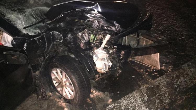 На трассе «Кавказ» два пассажира легковушки пострадали в аварии с фурой
