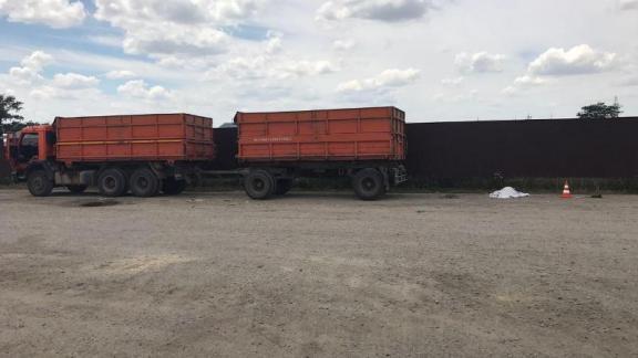 Во время ремонта грузовик насмерть задавил водителя в Труновском районе