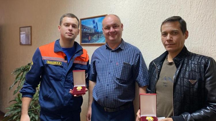 Спасатели из Минеральных Вод получили медали за мужество и отвагу при спасении людей