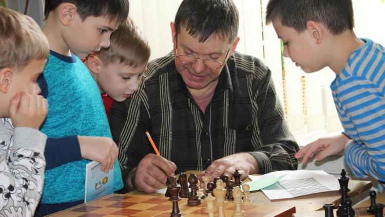В ставропольской психиатрической больнице с детьми играет чемпион края по шахматам
