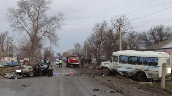 В Труновском районе столкнулись автобус и легковой автомобиль, погиб водитель