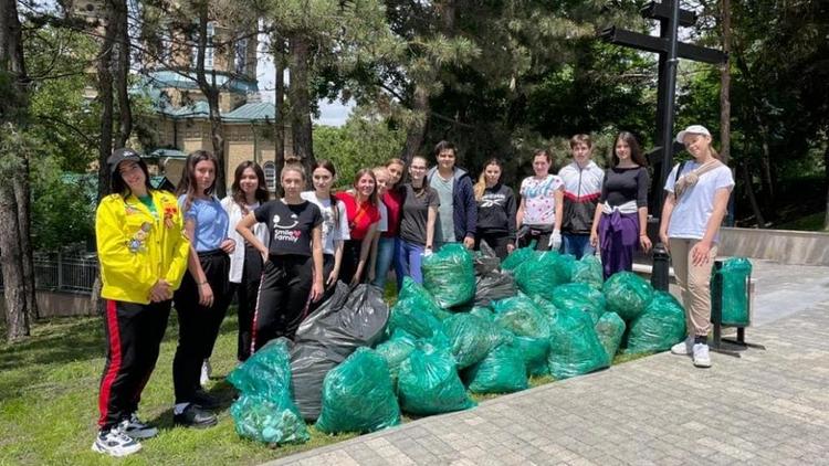 В Пятигорске активисты очистили от сорняка Лазаревский сквер