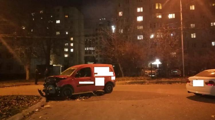 Две иномарки столкнулись в Ставрополе: оба водителя пострадали