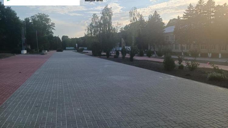 В поселке Коммаяк на Ставрополье завершается благоустройство центральной площади