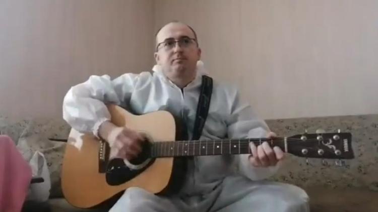 Ставропольский врач посвятил песню медикам, борющимся с коронавирусом