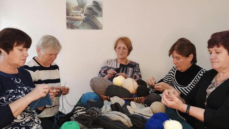 Рукодельницы вяжут носки для бойцов СВО в Кировском округе Ставрополья