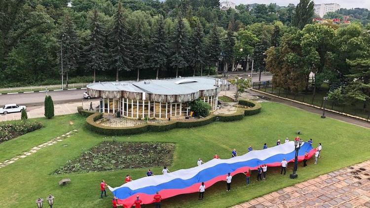 В Кисловодске активисты раздают ленточки в цветах триколора