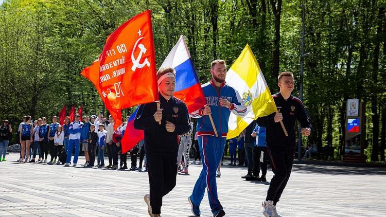 По улицам Ставрополя 7 мая марафонцы и велосипедисты пронесут 20 копий Знамени Победы