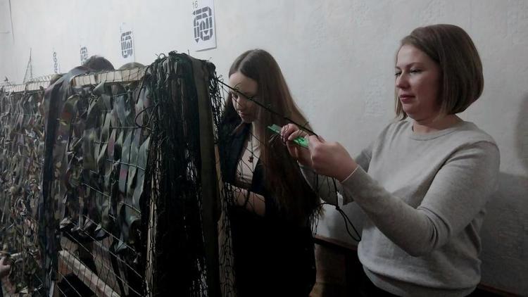 Маскировочные сети для бойцов СВО плетут в Кисловодске