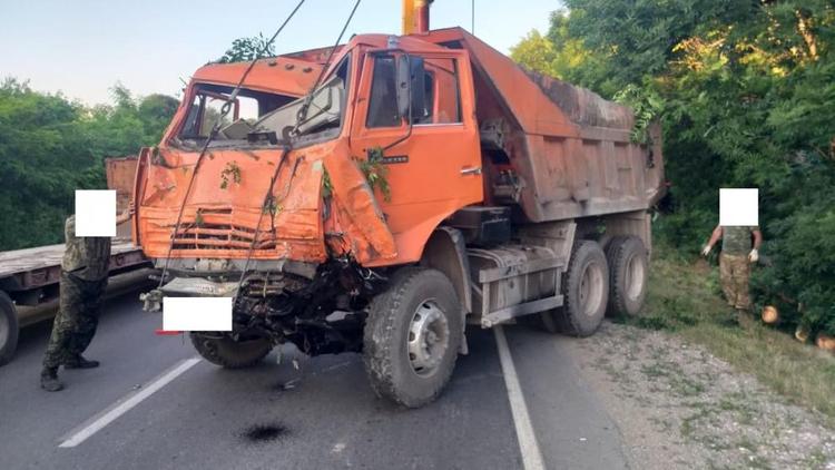 Водитель КамАЗа пострадал при столкновении с деревом на Ставрополье
