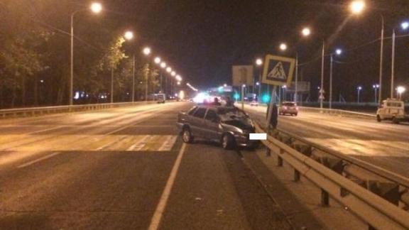 Невнимательный водитель в Ставрополе врезался в отбойник