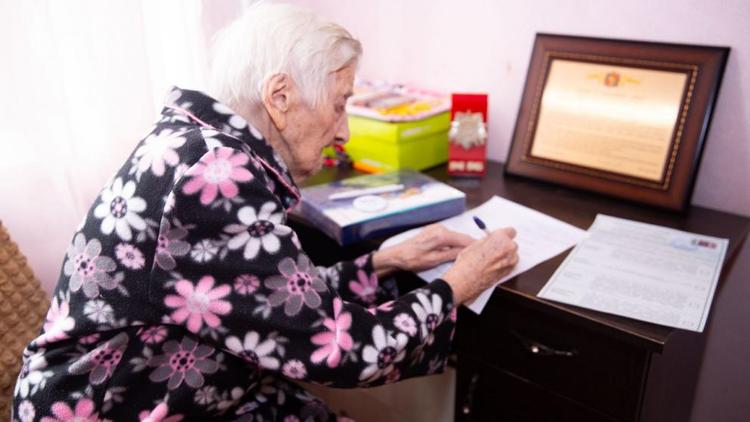 В Ставрополе на выборах Президента России проголосовала столетняя жительница