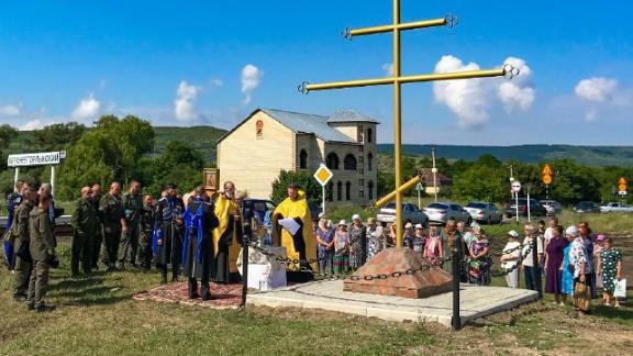 На хуторе Верхнеегорлыкском установлен обновлённый поклонный крест