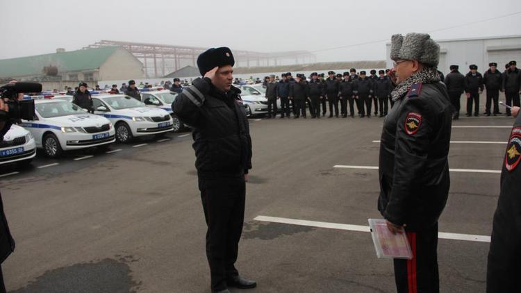 Сотрудникам Госавтоинспекции Ставрополья вручили ключи от новых служебных автомобилей