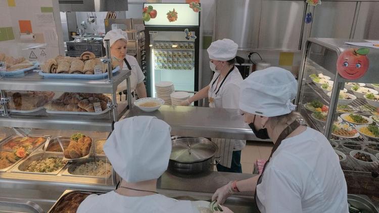 Роспотребнадзор следит за качеством питания в образовательных учреждениях Ставрополья 
