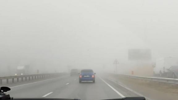Туман и сильный ветер затрудняют видимость на дорогах Ставрополя