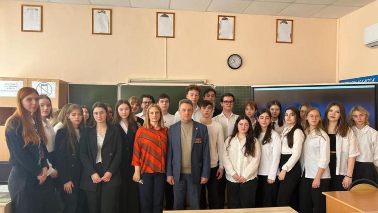Школьники Ставрополя встретились с ветераном в рамках всероссийской акции Знание.Герои