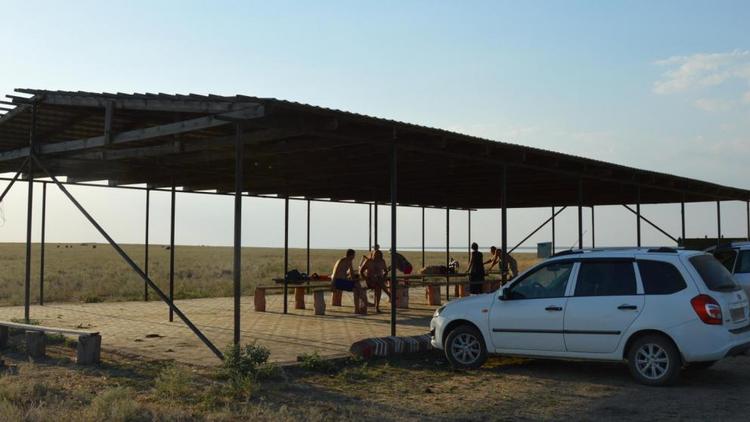 Ставрополец построил навес для отдыхающих на берегу Маныча