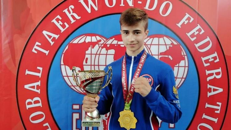 Три медали завоевал ставропольский тхэквондист на международных соревнованиях