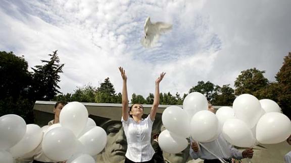 В небо над Ставрополем выпустят белых голубей в День памяти и скорби