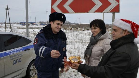 В Рождественский сочельник общественники накормили кашей нефтекумских полицейских