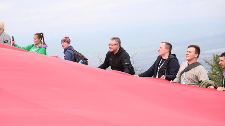 Сергей Кириенко и Владимир Владимиров вместе с участниками турслёта на горе Машук развернули флаг России