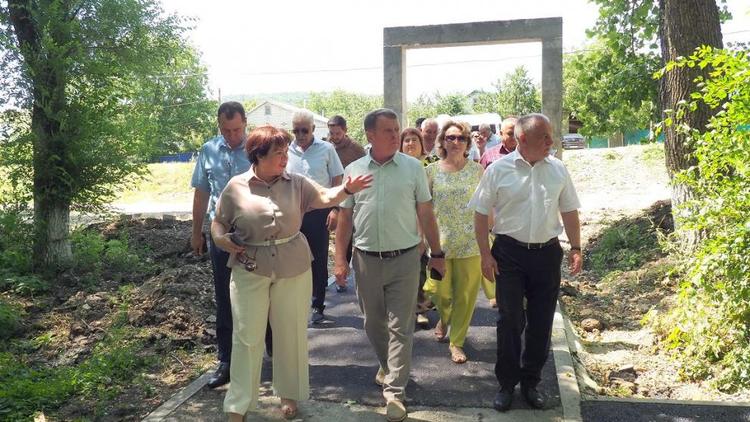 Ставропольские депутаты побывали на объектах благоустройства в Андроповском округе