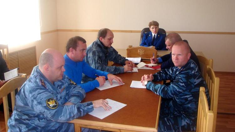 Прокуроры и правозащитники появились в ставропольской исправительной колонии